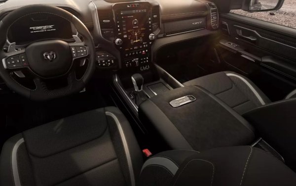 Базовият пакет ще включва интериор от велур и въглеродни влакна, акустика Harman Kardon с 19 високоговорителя, проекционен екран, електрически регулируеми седалки и изобилие от електронни асистенти.
