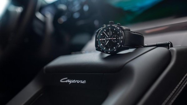 Никога досега Cayenne не е бил толкова цялостно и индивидуално персонализируем, колкото новият изцяло електрически модел. Клиентите могат да избират между 13 стандартни цвята, девет дизайна на джанти от 20 до 22 инча, 12 интериорни комбинации, както и до пет интериорни пакета и до пет акцентни пакета. Благодарение на Porsche Exclusive Manufaktur, разширената цветова гама на Paint to Sample и програмата Sonderwunsch, клиентите могат да персонализират своя Cayenne според личните си желания &ndash; от множество опции до напълно уникален модел.

Програмата на Porsche Design от специално изработени часовници е разширена, за да включва и гамата SUV модели. Това означава, че клиентите на Cayenne вече могат да поръчат и часовник от швейцарския производител на Porsche, който е съобразен с техния автомобил до най-малкия детайл.
