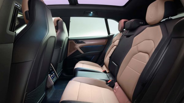 Новият Porsche Cayenne Electric обещава много място на борда, особено за пътниците на втория ред, които се възползват от допълнителни 13 см за краката и електрически регулируеми седалки като стандарт. Багажникът има капацитет между 781 и 1588 литра, към които се добавят още 90 литра в отделението под предния капак. 