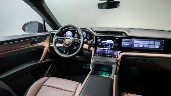 Кабината на електрическия SUV се характеризира с дигитализация. В центъра има извит OLED екран, който е интегриран в таблото. Той комбинира дигитална инструментална система и мултимедийна система върху една течна повърхност. Към това са добавени 14,25-инчов инструментален панел (също с OLED технология) и опционален 14,9-инчов дисплей за пътници. 

За първи път е наличен и екран с добавена реалност, който проектира информация върху 87-инчова виртуална повърхност, разположена на 10 метра пред автомобила. Дигитализацията се комбинира с някои аналогови контроли, особено тези, които се използват по-често, като тези за климатизация и звук.
