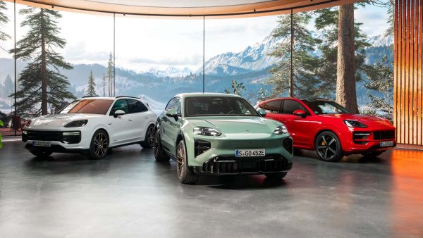 Porsche Cayenne Electric се предлага в две версии – базова, която стартира от 109 000 евро евро и турбо от 169 545 евро, и двете с задвижване на всички колела и оборудвани с електронната система Porsche Traction Management. Базовият модел има мощност от 408 к.с., която става 442 к.с. при активиране на Launch Control: по този начин ускорява от 0 до 100 км/ч за 4.8 секунди, достигайки максимална скорост до 230 км/ч. 