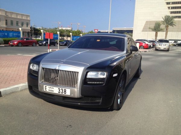 Паркингът пред Американския университет в Дубай