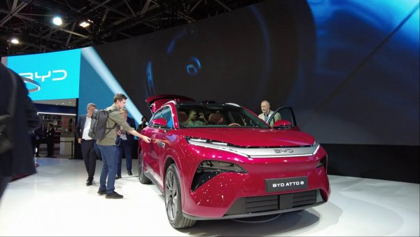 При BYD интересната новост за Европа е Atto 8 - голям SUV със седем места, с електрическо задвижване, огромна батерия от ново поколение и възможност за свръхбързо зареждане, при което можете да качите заряда от 10 до 97 процента за едва 9 минути. Най-мощната версия ще разполага със 780 конски сили. 


