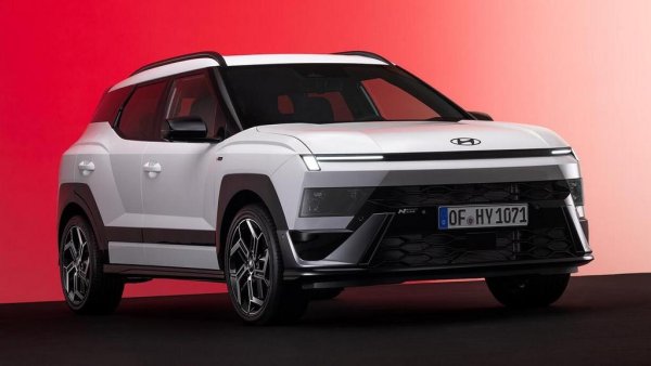 Досегашният Bayon не бе от най-атрактивно изглеждащите малки SUV в Европа, и това се отразяваше на продажбите. Новото поколение е радикално променено отвън, в стилистиката на новия Tuscon, но запазва без големи изменения технологията под обвивката. Това означава еднолитров бензинов мотор с 90 или 115 коня. След време ще се появи и хибриден вариант. 
