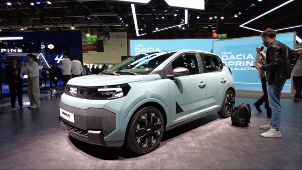 Новият Spring е технологичен близнак на Renault Twingo, но иначе съвсем различен като внушение автомобил. 
Докато Тwingo залага на фънки стил и на технологии като вграден Gemini изкуствен интелект, Spring акцентира на практичността и на достъпната цена - още не я знаем за България, но очакваме да е под 20 хиляди евро. 
Новият Spring вече не е китайски, а ще се прави в Словения, има 80 коня мощност, до 250 км пробег с едно зареждане и багажник с 337 литра обем- повече от стария Ford Focus. 

