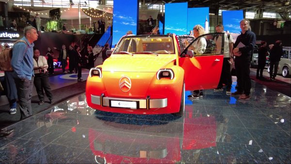 Citroen също се качва на влака на много евтините ретро електромобили в Европа с този концепт, който не е нищо друго освен възроденият 2CV. 
Създателите на тази кола искат да смъкнат още повече ценовата летва до около 15 хиляди евро - стига, разбира се, Брюксел да се съгласи да намали малко задължителните изисквания за малките електромобили. Дотогава, новият 2CV си остава само концепт. 
