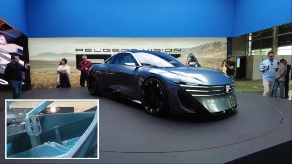 Французите показаха прототипа RCZ, на чиято база смятат да възродят спортния си модел за електрическата ера. Той е изпълнен в новия дизайнерски език на марката, който ще влезе официално в производство със следващото 208 догодина. Същото важи за необикновения Hypersquare, който замества волана. 
