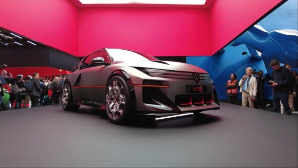 Peugeot подклажда напрежението около суперминито 208, чието ново поколение се чака догодина, с този концепт, наречен е-Т16 и вдъхновен от рали легендата от 80-те години. Дело на Peugeot Sport, прототипът има 816 коня мощност и 2.5 секунди за ускорение от 0 до 100 км/ч. 

