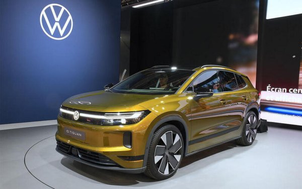 Наследникът на недотам успешните ID.4 и ID.5 носи далеч по-познатото име Tiguan, макар и предшествано от кода ID. Задвижването не е кой знае колко по-различно от досегашните два електрически кросоувъра, но окачването е значително променено за повече комфорт. Очакваме го в България в началото на идната година. 

