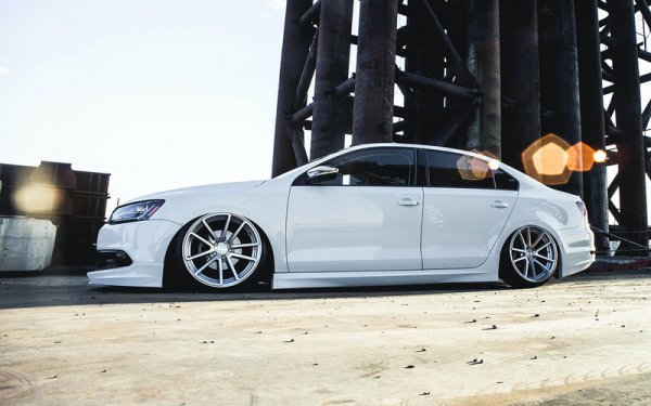 Психологът смята, че шофьорите на бели автомобили, по правило, са маниакално организирани и се стремят към възможно най-висок обществен статус. През последните години белият цвят е трети по популярност след сиви и черния.