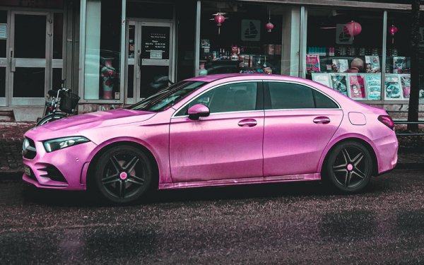 Розовият цвят определено е на последно място при избора на автомобила. Тези, които го избират, определено не се опитват да избегнат всеобщото внимание, а точно обратното. Те са жизнерадостни, смели и изобщо не ги интересува, какво си мислят другите хора за тях.