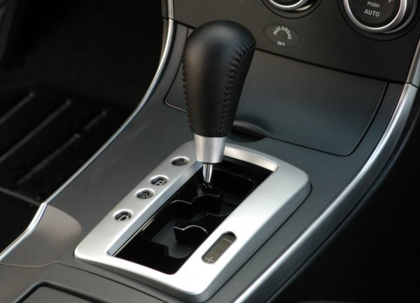 Първоначално на седана и комбито се поставя 4-степенен автомат Jatco, а след 2006 година трансмисията вече е Aisin с 5 предавки. Този агрегат също е надежден, като понякога се появява проблем иносване на соленоидите. Тяхната смяна не е от най-евтините. Освен това, на всеки 60 000 км пробег трябва да се сменя и маслото в скоростната кутия.