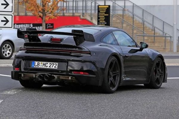 Тук германците няма да си правят експерименти с четирицилиндрови мотори като в последния Boxster. Задвижването е поверено на атмосферен 4-литров мотор с шест цилиндъра, който се развърта спокойно до 8500 оборота в минута и е куплиран - слава на Бога - с ръчна трансмисия. Възможно ли е това да се окаже най-доброто Porsche в историята? 
