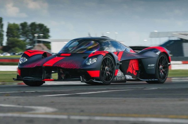 Тази кола, струваща почти 3 милиона евро, е рожба на интелекта и уменията на гуруто от Формула 1 Ейдриън Нюи. Разработена в партньорство с тима на Red Bull, тя се задвижва от 6.5-литров атмосферен V12, който се развърта до 11 100 оборота в минута (!), и понеже това явно е недостатъчно, ще бъде подпомаган и от малък електромотор. Какво щастие, че новите европейски стандарти не засягат пряко малки производители като Aston...
