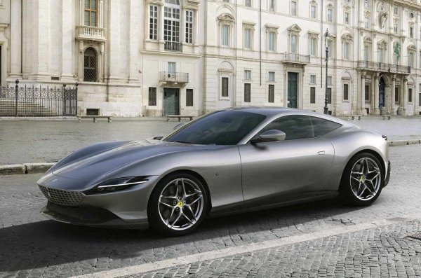 "Най-ексклузивната" марка на планетата отдавна вече не е ексклузивна - през миналата година Ferrari продаде над 10 000 автомобила, двойно повече от Rolls-Royce например. Утехата е, че поне италианските машини стават все по-бързи. Новата Roma е с предно разположен 3.9-литров V8 двигател с туин турбо, и предлага, по мнението на Барлоу, най-елегантното купе на марката в последно време. 
