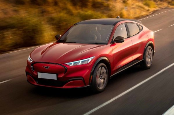 Класическите фенове на Мустанг още не могат да преглътнат, че Ford реши да използва емблематичното име за първия си чист електромобил. За да ги успокоят, американците наистина са се постарали с колата: 465 конски сили, пълна свързаност, агресивен дизайн. Мисълта за Tesla ясно прозира от всеки компонент на тази кола.
