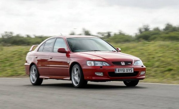 В Европа вече позабравихме семейния седан, който японците решиха да спрат да ни предлагат миналото десетилетие. Но онези, които имат стар Accord с ръчни скорости, знаят колко приятна за каране е тази машина. 
Но това важи само за обикновения Accord. Освен него, съществува и Accord Type R, произвеждан в бившия британски завод на компанията в Суиндън. Вижте само числата: тегло от едва 1130 кг и мощен 2.2-литров бензинов мотор с 220 коня, съчетан с отлична ръчна трансмисия. Европейската версия има две предимства пред британската - малко по-висока мощност и ляв волан. 
