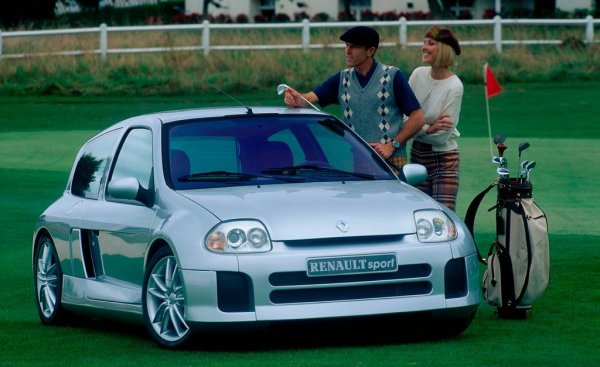 Неотдавнашното прераждане на Renault R5 Turbo като електромобил с 540 к.с. доказва това, което всички вече знаеха: французите се справят с лудостта на хот хеча по-добре от всеки друг. Но трудно ще намерите френски хот хеч, който да е по-луд от този.
Стандартното Clio е доста забавна кола за шофиране и, поне в миналото, се предлагаше с доста голям избор от двигатели. Но никой не можеше да се мери с Clio V6, което пожертва задните си седалки, за да направи място на централно разположен 3.0-литров V-6 двигател с 227 к.с.
Трябва да се признае, че не е най-практичният автомобил: с радиус на завой като на самолетоносач и склонност да сготви на фурна всякакви хранителни продукти, които може по грешка да сложите в багажника. Освен това е малко труден за управление. Но никой никога не е казвал, че френското инженерство трябва да има смисъл. Просто е привлекателно.
