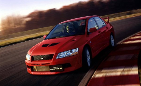 Пуснат през 2001, Lancer от седмо поколение е последният от забранените плодове на Mitsubishi от времето, когато диамантената звезда все още беше бойно знаме. Да, Ричард Бърнс със Subaru успя да победи Mitsubishi в шампионата на WRC през онази година, но шосейните автомобили от този период все още са много изкушаващи.
Lancer Evo от шесто поколение, особено версията на Томи Макинен, се продава за шестцифрени суми в евро. Това може да е последният ви шанс да се сдобиете с рали машина от златната ера на Mitsubishi на разумна цена.
