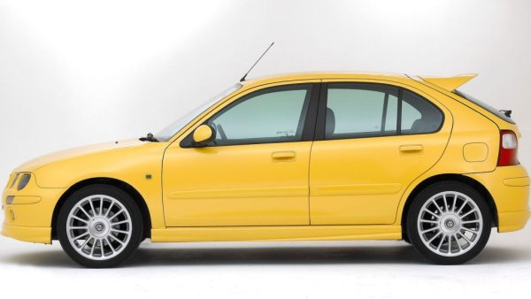 Този силует е до болка познат на хиляди българи, купили си обикновения хечбек на Rover. Но той има и една специална версия, носеща емблемата на MG, преди тя да падне в лапите на китайците. 
MG ZR беше изненадващо добър съперник на коли VW Golf GTI. ZR се предлагаше с 1,8-литров четирицилиндров двигател Rover, който се срещаше и в модели като Lotus Elise, с мощност от 159 к.с.
Заслужава да се отбележат и по-големите братя на този автомобил, ZS и ZT. Последния можете да намерите r като комби, оборудван с V-6 двигател и ръчна скоростна кутия.

