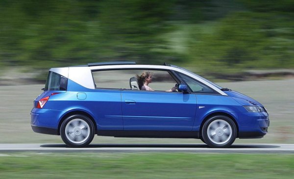 Французите са създали множество странни автомобили за последните сто години. Но този е от най-странните: купе с размерите на миниван, с огромни врати и просторна кабина.
Не е бързо, дори и във върховата версия с V6 двигател и 210 коня, но е комфортно, интересно и екзотично. Освен това бе светкавичен пазарен провал, което ограничи производството и го прави доста рядък автомобил днес. 
