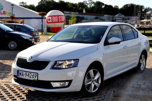 Skoda Octavia е толкова всестранно развит талант, че е еднакво харесван като служебен автомобил, такси или средство за превозване на семейството. Octavia е една от най-просторните коли в класа си и се е предлагала в модификация G-TEC, която добавя фабрична газова уредба на метан към 1,4-литровият бензинов двигател. 

44-литровата газова бутилка, в съчетание с 55-литровият резервоар за бензин, осигуряват автономност от над 1000 км. между зареждания.