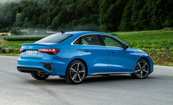 И при Audi растежът е скромен и доста под средния за пазара - 2%. Това води до свиване на пазарния дял, но пък позволява да бъде изпреварен единият голям конкурент - Mercedes. 

