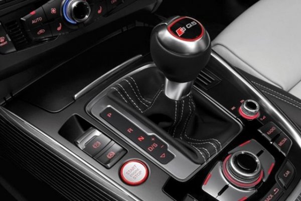 На версиите с двигател 3.2 се поставя 6-степенен автомат Tiptronic AL651-6Q (той е и ZF 6HP), като се нуждае от смяна на маслото на всеки 60 000 км и така спокойно може да изкара дори до 250 00 км. След 120 000 км при него може да се появи теч в уплътненията, за който трябва да се внимава.