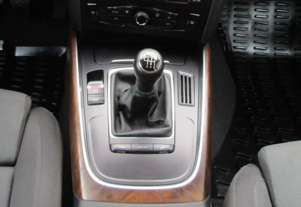 Механичната скоростна кутия с 6 степени се среща на 4-цилиндровите бензинови и дизелови версии на модела, като е доста надеждна. След 150 000 км пробег обаче се налага смяна не само на съединителя, но и на маховика, като тя не е никак евтина.