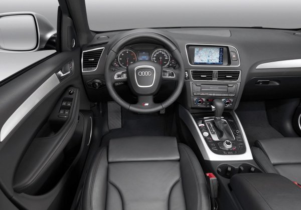 Качеството на интериора при Q5 е едно от най-високите в този клас. Ако кожата по седалките и волана е износена, това означава, че автомобилът е с пробег над 200 000 см. Прозрачният екран на приборния панел е направен от меса пластмаса и затова се нужда от по-деликатно отношение.

Скърцането и страничните звуци в салона са рядкост, като изключения правят единствено версиите с панорамен покрив, при които те се появяват с течение на годините. Люкът понякога протича, тъй като се запушват отворите за оттичане на водата и така се появява влага в салона.