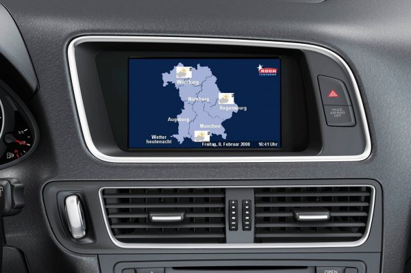 Електрическата система на Audi Q5 е доста сложна и съответно - капризна. Много от появилите се проблеми изискват препрограмиране на различни блокове. От строя излизат камерите за даден ход, електропроводите на климатика, електро-механичната ръчна спирачка, осветлението на централния монитор и системата за безключов достъп.

Също така често прекъсват системата за контрол на нивото на точността за прозорци, както и тази за следене на налягането в гумите. На 120 000 км може да престане да работи подгряването на седалките, както и датчикът на ABS.

Светлините също не се безпроблемни, тъй като дори един от диодите да излезе от строя се налага смяна на целия фар, а той е скъп. Може да се мине и само със замяна на изгорелия модул за управление на дидоите, който е значително по-евтин.