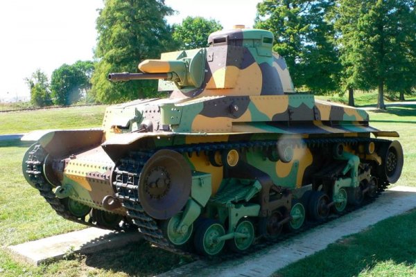 В миналото от заводите на Skoda са излизали и пълноценни танкове. LT vz. 35 е лек танк с 37-милиметрово оръдие и картечница. Задвижва се от шестцилиндров, 8.6-литров мотор със 120 коня, и може да измине 190 километра с едно зареждане на 150-литровия си резервоар. 
