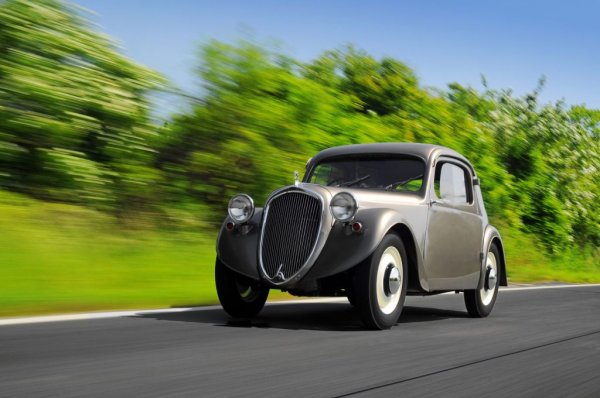 Най-продаваният модел на чехите между двете световни войни е Popular. Но в годините след 1934 той постоянно расте като мощност и цена, и накрая оставя място под себе си за по-бюджетен модел. Така се ражда 995 Popular, познат като "Лидушка". За разработването му през 1936 първо са създадени няколко  експериментални прототипа, наречени Sagitta. 
