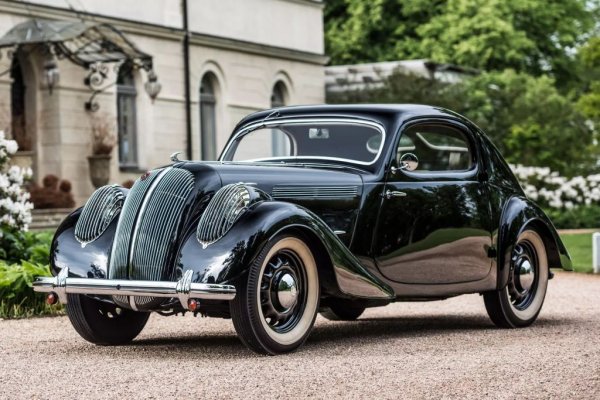 През 30-те години Skoda все пак прави автомобили - и то какви! Popular Sport Monte Carlo е родена в чест на модифицирания роудстър Skoda Popular Sport, който успява да завърши втори в класа си на рали Монте Карло. "Цивилната" кола също никак не е бавна, благодарение най-вече на размерите и масата си - едва метър и половина ширина, и тегло по-малко от тон. 
