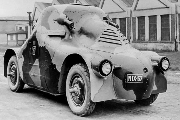 Отдалеч този обтекаем силует напомня на разточителността на 30-те години и на стила Ар деко. Но отблизо изглежда като страховита бойна машина, каквато си е всъщност. Това е брониран автомобил, който носи петима бойци и два чифта картечници Schwarzlose MG.08 на борда. Войниците я наричат "костенурката". 
