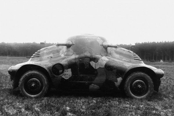 Бронята е с дебелина до 5.5 милиметра и се изработва ръчно. Огромната маса се задвижва от четирицилиндров мотор с обем от цели 9.7 литра. Хора, служили в "костенурката", описват вътрешното пространство като стая за мъчения заради вибрациите и горещината. Максималната скорост е 70 км/ч. Машината обаче не е особено практична: тя няма нито висок просвет, нито добра проходимост, а масата й от над 7 тона е заплаха за всеки асфалтов път по онова време. Произведени са само 12 екземпляра. Три са предадени на полицията във Виена за борба с безредици, останалите служат в Чехословакия.

