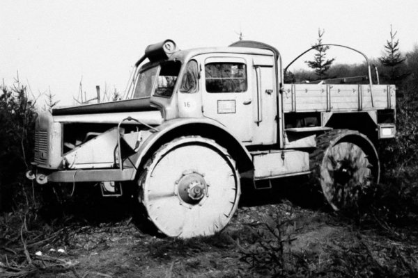 Строго погледнато, това не е точно модел на Skoda. Ражда се през Втората световна война, след като първоначалният план на Германия за бързо завладяване на СССР пропада, най-вече заради липсата на пътища в необятната съветска страна. Лично Фердинанд Порше е натоварен да създаде автомобил, който да преодолява безпроблемно калните поля на Украйна и Русия, и затова първоначално проектът се нарича Porsche type 174. 
Само че автомобилните фабрики в Германия са претоварени и производството на новия камион със стоманени колела е прехвърлено на Skoda, а в окончателното дооформяне на проекта участва активно главният конструктор на чехите Олдржих Медуна. 

