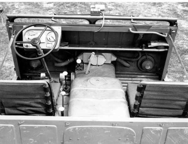 Прототипът е дълъг едва 3.47 метра, но побира до десетима пътници. Разработен е в партньорство с оръжейния гигант "Чешка Збройовка" от Страконице, който прави мотоциклетите CZ. Машината предлага удивително гъвкаво вътрешно пространство. За задвижването отговоря 1.2-литров мотор с 45 конски сили. 
Широката публика така и не би видяла този модел, ако той не бе сниман в кинокомедията "Ако хиляда кларинета", с бъдещия носител на "Оскар" Иржи Менцел. В момента Skoda пази една оцеляла бройка в музея си. 
