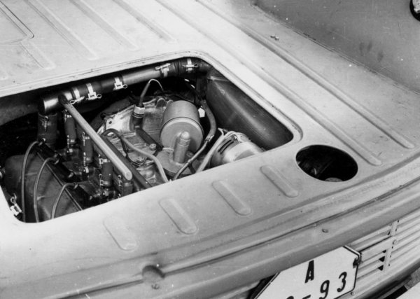 1000MB е много модерен автомобил за времето си, първият на самоносещо шаси за компанията. Проблемът с комби версията обаче е как двигателят да се монтира под пода на багажника. Накрая инженерите измислят начин - агрегатът е разположен хоризонтално, като цилиндровите глави гледат наляво. Оттам идва прякорът Hajaja - наименованието на чешкия аналог на "Сънчо" по онова време. 
Тестовата кола изминава 7000 км със среден разход от 7.6 литра на 100 км. Мощността на еднолитровия мотор е 42 коня, максималната скорост - 115 км/ч. Заради ограниченото място за мотора обаче проблем е охлаждането му.
