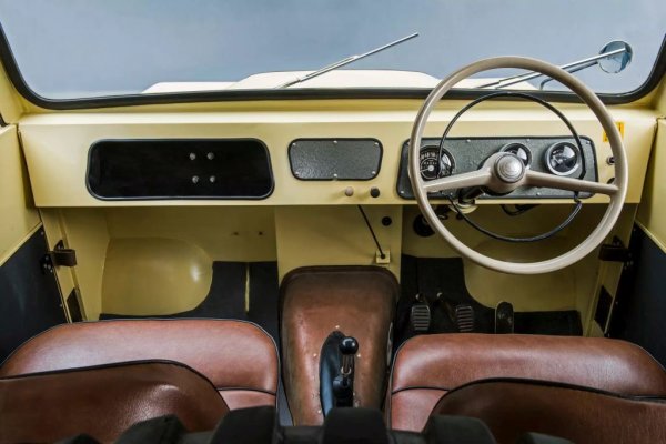 В основата на колата е шасито на старата Octavia с рама, независимо окачване, 1.2-литров мотор с 47 конски сили, 4-степенна ръчна трансмисия и скъсено до 2.16 метра междуосие. 
Пътният просвет е 19 см. Trekka няма възможност за 4х4 задвижване и ползва само задно, но пък като опция има блокаж на диференциала, а геометричната проходимост е образцова. Разходът е скромен - до 11 литра на 100 км. Произведени са около три хиляди бройки. 
