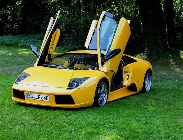 Наследникът на Diablo доскоро беше обичайна гледка пред някои софийски кафенета, привличащи дилърите на разни прахообразни субстанции. Но днес, 12 години след края на производството му, това Lambo най-после започва пътя към превръщането си в класика. 