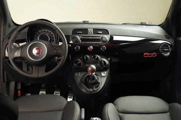 Модерното и уникално купе разполага със сериен мотор, който не е претърпял никакви промени.