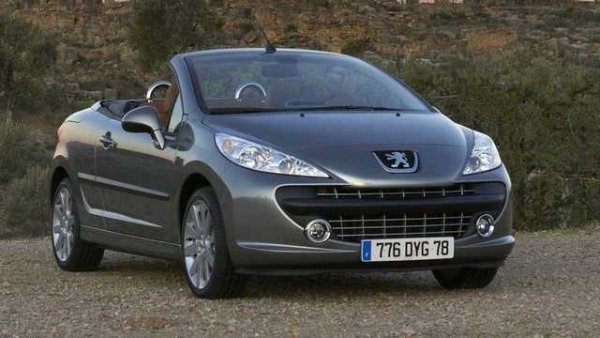 Лансиран в края на 2000 г., Peugeot 206 CC до голяма степен е една от причините за бързото разпространение на модата на купе-кабрио. Отчасти поради игривия му характер и разумната цена, но също така и защото предлага четири места, а твърдият покрив се сгъва автоматично за около 20 секунди. 207 CC е последното купе-кабрио, което Peugeot пусна на пазара, като производството му продължи до 2012 г. Мощност на двигателя между 110 и 155 к.с.