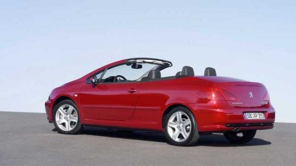 След успеха на малкия 206 CC, не е изненадващо, че Peugeot лансира 307 CC. Модел, който е представен като прототип на автомобилното изложение в Париж през 2002 г. Любопитно е, че компанията използва този автомобил, за да се състезава в Световния рали шампионат (WRC), през сезоните 2004 и 2005 г. Мощност между 110 и 180 к.с.