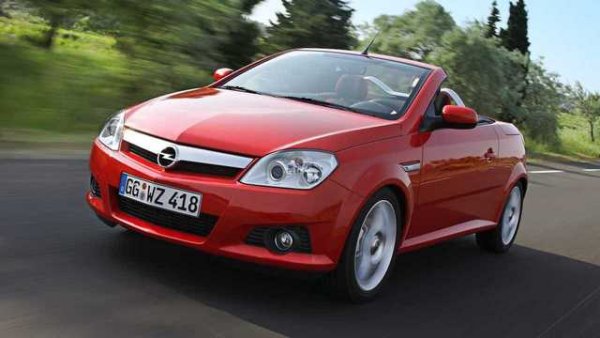През 2004 г. Opel пусна на пазара Tigra, която е доста различна от купето, което предлага на пазара през 1990 г. В края на краищата фамилното име TwinTop го направи двуместно купе-кабриолет с доста впечатляващ имидж. Разработен е на базата на Corsa и от 2008 г. фирмата предлага опция, известна като SoftTop, която позволява покривът да бъде покрит с текстилен материал. Мощност между 69 и 125 к.с.