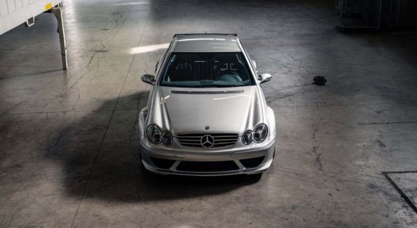 Последното обаче важи само за Европа: в Америка тази кола е забранена за внос, защото тамошните власти я смятат за състезателен автомобил. И не са далеч от истината. 

