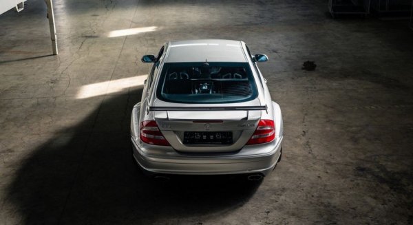 Тук почти всичко е променено - даже в сравнение с върховите AMG модели. Картерът, буталата, всмукателният колектор, изпускателната система са значително подсилени. Всички гумени компоненти по окачването са заменени с метални. Механичният заден диференциал с ограничено приплъзване си има собствен външен охладител, за да се справи, колкото и да го натоварите на пистата. 
