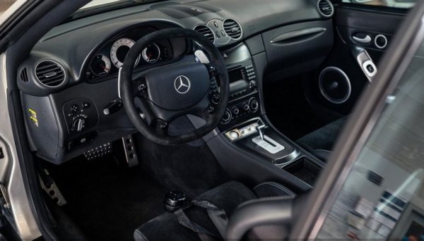 Всъщност основната разлика между състезателната кола от DTM, спечелила четири поредни титли, и този автомобил, е в наличието на някои удобства като климатик. И в двигателя, разбира се: може да не ви се вярва, но тази уж "цивилна" версия има с цели 112 коня повече от шампиона в DTM. 
