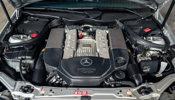 Под капака е ръчно изработен 5.4-литров V8 с компресор, който развива смайващите за онази епоха 582 конски сили. Трябват му само 4 секунди от 0 до 100 км/ч, максималната скорост е 321 км/ч.
