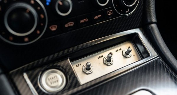 Разбира се, теглото е доста по-високо, отколкото при пистовия състезател - отчасти заради по-големия двигател, отчасти и заради някои дребни удобства. Но инженерите на HWA не са се престаравали с последното: това е един от най-спартанските Mercedes-и, разрешени за каране по пътищата. 
